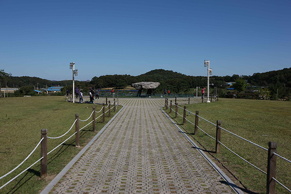 강화 고인돌 유적 산책로와 고인돌 전경