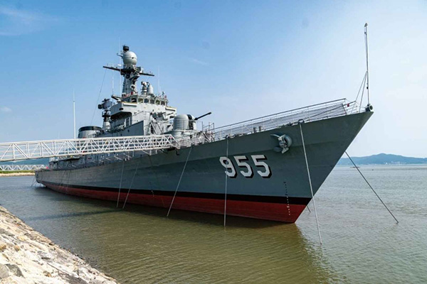 강화함상공원에 전시된 마산함 전경