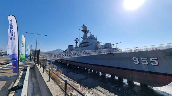 강화함상공원 야외 전시 공간과 마산함