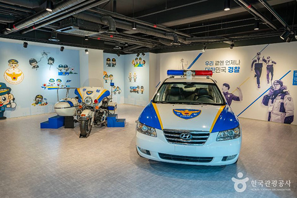 국립경찰박물관 체험 전시실 내부 전경, 실제 경찰차와 경찰 오토바이가 전시된 공간