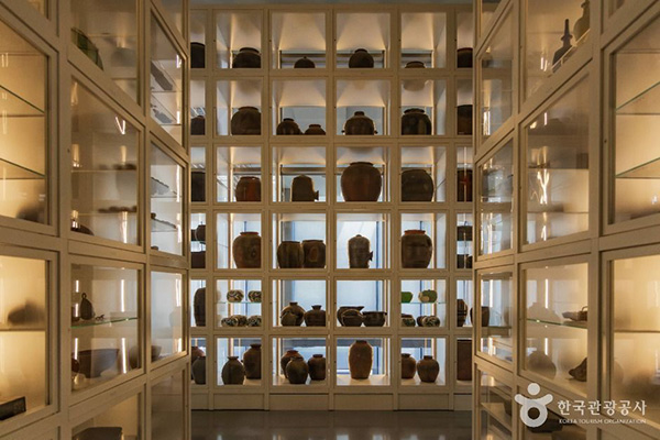 국립민속박물관 파주 투명한 유리 수장고 선열에 전시된 다양한 크기의 전통 옹기와 도자기