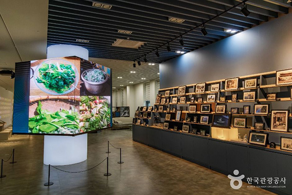 국립민속박물관 파주 대형 LED 스크린과 벽면 가득 전시된 근현대 사진 자료들이 있는 전시실