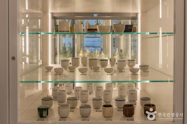 국립민속박물관 파주 유리 진열장 안에 정갈하게 놓인 백자 잔과 전통 찻잔 세트