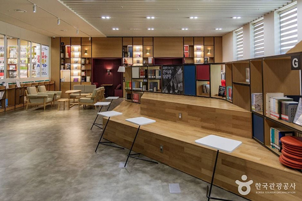 국립민속박물관 파주 우드 톤의 계단식 좌석과 책장이 어우러진 박물관 내 북쉼터 및 휴게실