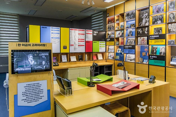 국립민속박물관 파주 영상 시청 모니터와 기록물이 비치된 노란색 포인트 인테리어의 박물관 아카이브실