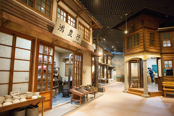 근대 시기 상점과 골목을 재현한 실내 전시 공간 전경