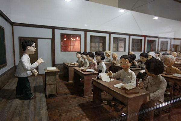 근대 시기 교실 수업 장면을 재현한 실내 전시
