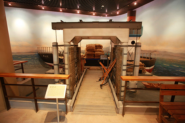 근대 항구 물류 하역 과정을 재현한 실내 전시 공간