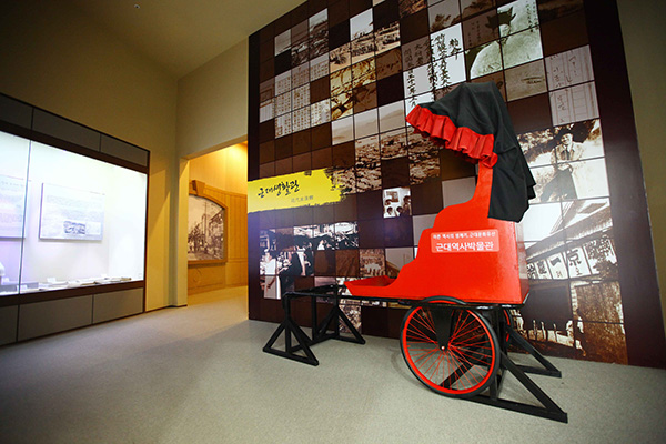 근대 시기 인력거를 전시한 박물관 전시 공간