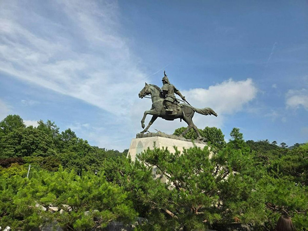 낙성대공원 푸른 하늘 아래 말을 타고 달리는 강감찬 장군 기마상