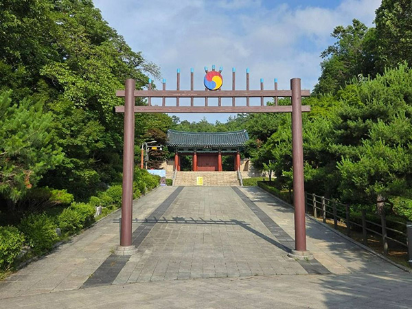 낙성대공원 안국사로 들어가는 입구에 세워진 붉은색 홍살문