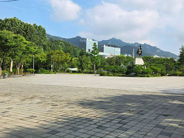 낙성대공원 넓은 광장 너머로 보이는 강감찬 장군 동상과 관악산 전경