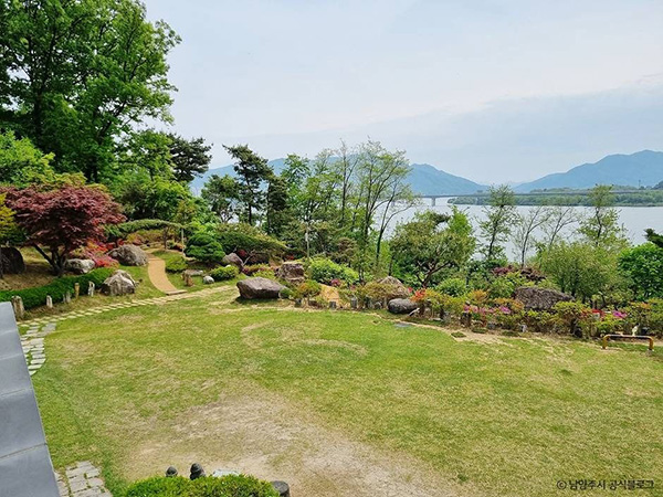 미호박물관 야외 정원과 호수 전망