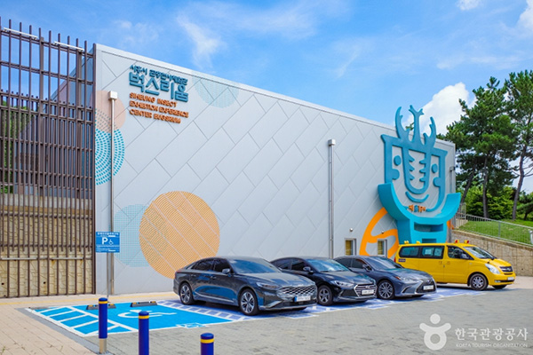 벅스리움 외관 전경 및 주차장

