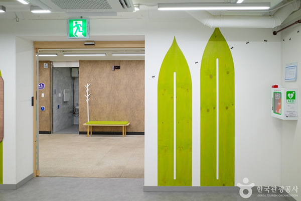 벅스리움 실내 복도 디자인 전경

