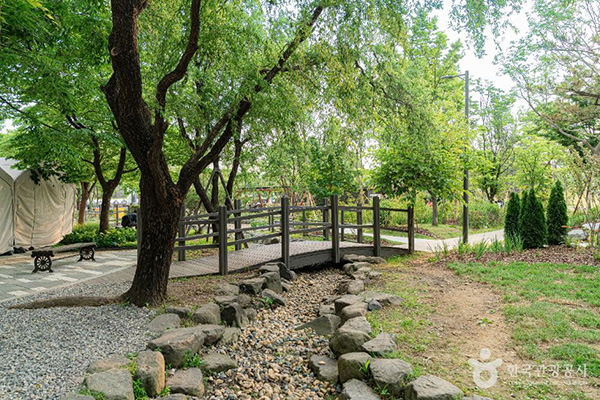 보라매공원 연못 위 작은 나무 다리와 산책로