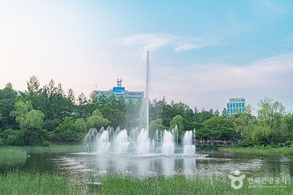 보라매공원 중앙 연못 분수와 주변 풍경