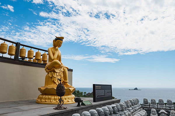 바다를 바라보는 보문사 금빛 불상 전경