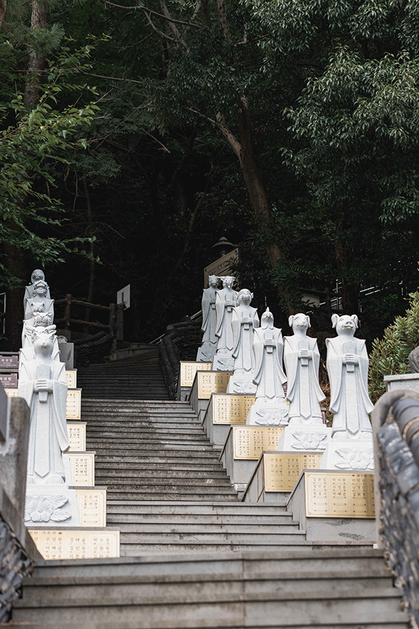 돌계단을 따라 늘어선 보문사 십이지신 석상