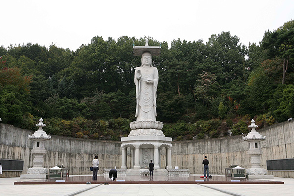 봉은사 미륵대불 광장에서 예불을 드리는 사람들의 평화로운 모습