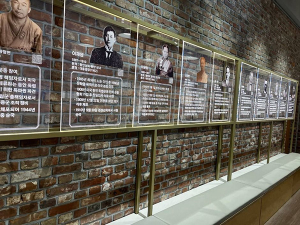 서대문형무소역사관 붉은 벽돌 벽면에 설치된 이재명, 어윤희 등 독립운동가들의 인물 정보와 생애가 담긴 전시 패널