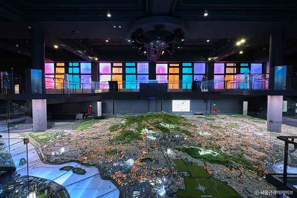 서울역사박물관 정교하게 제작된 서울 도시 모형이 펼쳐진 서울도시모형영상관 전경