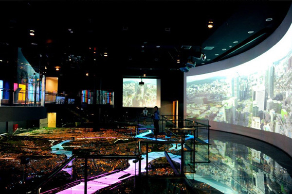 서울역사박물관 대형 파노라마 스크린과 화려한 조명이 어우러진 서울도시모형영상관의 야경 연출