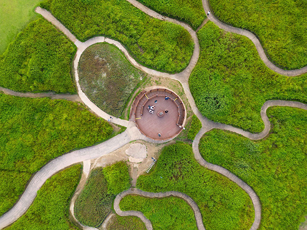시흥 갯골생태공원 선형 탐방로와 원형 전망 공간