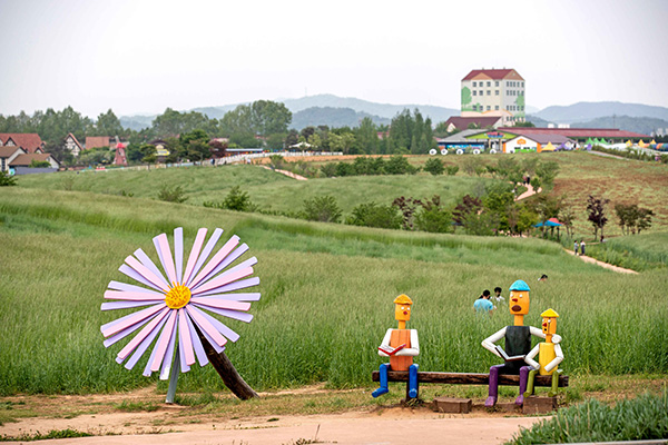 안성팜랜드 초원과 조형물이 있는 산책 풍경