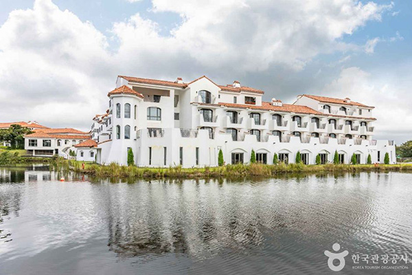 제주 에코랜드 테마파크 호수 옆 유럽풍 건물 전경