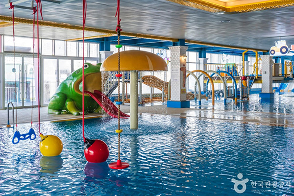 일산 원마운트 스노우파크 실내 전경, 눈 테마로 꾸며진 실내 눈놀이 공간과 가족 체험존 모습