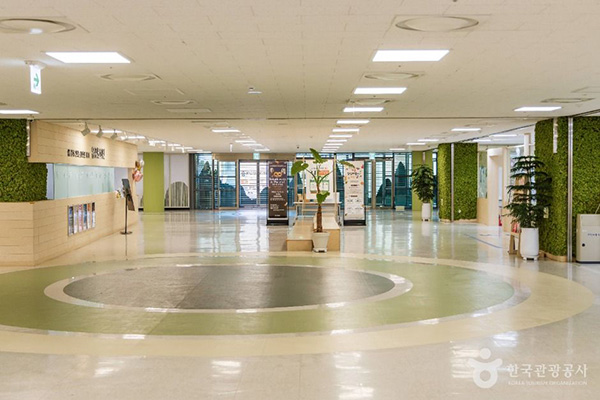 용인어린이상상의숲 로비 내부