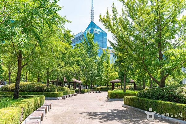 MBC 드림센터가 보이는 일산호수공원 쉼터 광장