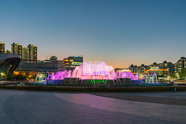 화려한 조명이 켜진 일산호수공원 노래하는 분수대 야경