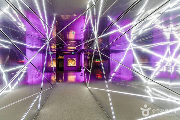 양주 조명박물관 보라색 네온 조명과 거울로 장식된 화려한 현대적 조명 전시 터널
