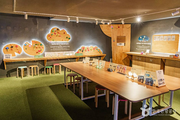 양주 조명박물관 어린이를 위한 빛 공해 교육 및 체험 프로그램용 대형 원목 테이블과 전시 벽면