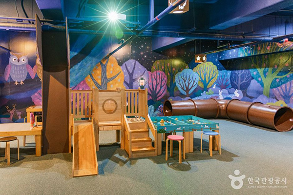 양주 조명박물관 숲속 밤 풍경 벽화와 터널 놀이 시설이 있는 어린이 전용 조명 체험 놀이터