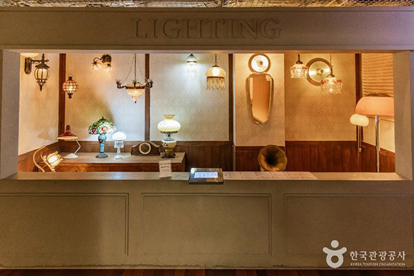 양주 조명박물관 스테인드글라스 램프와 앤티크한 전등들이 진열된 유럽풍 조명 전시실 부스