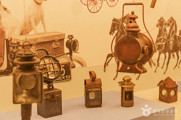 양주 조명박물관 마차용 등불과 오래된 휴대용 랜턴 등 근대기 유물 조명 기구들