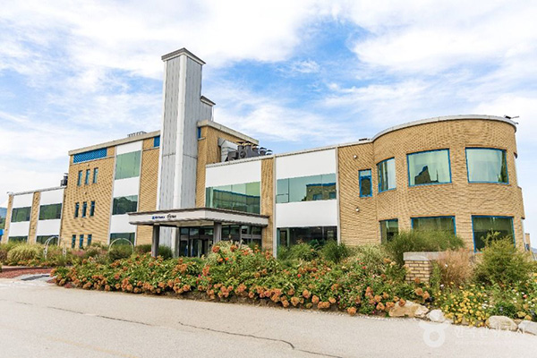 푸른 하늘 아래 정원이 잘 가꾸어진 양주 조명박물관 건물 외관 전경