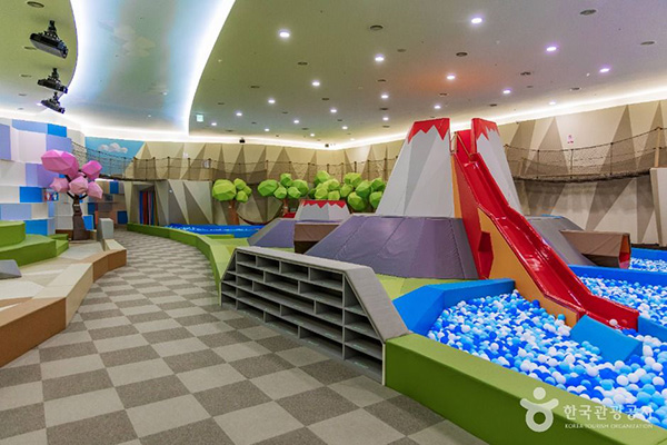 파주놀이구름 대형 미끄럼틀과 볼풀 놀이존

