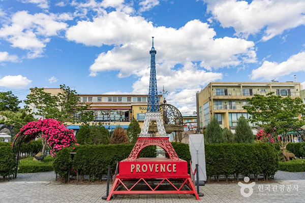 파주 프로방스 마을의 상징인 빨간색 에펠탑 조형물