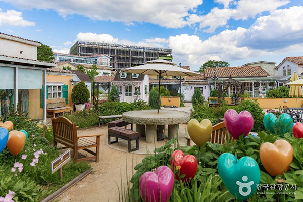 파주 프로방스 마을 아기자기한 하트 조형물이 가득한 야외 포토존