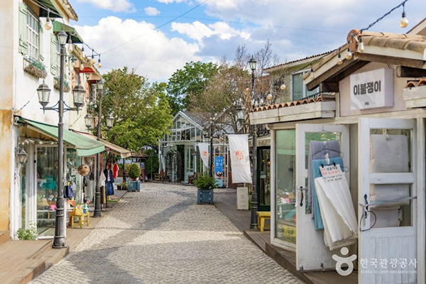 파주 프로방스 마을 파스텔톤 상점들이 늘어선 이국적인 거리 산책로