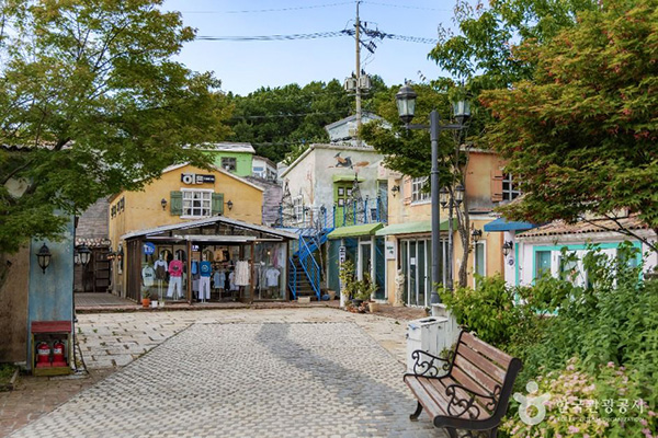 파주 프로방스 마을 빈티지한 벽화와 벤치가 놓인 조용한 마을 골목